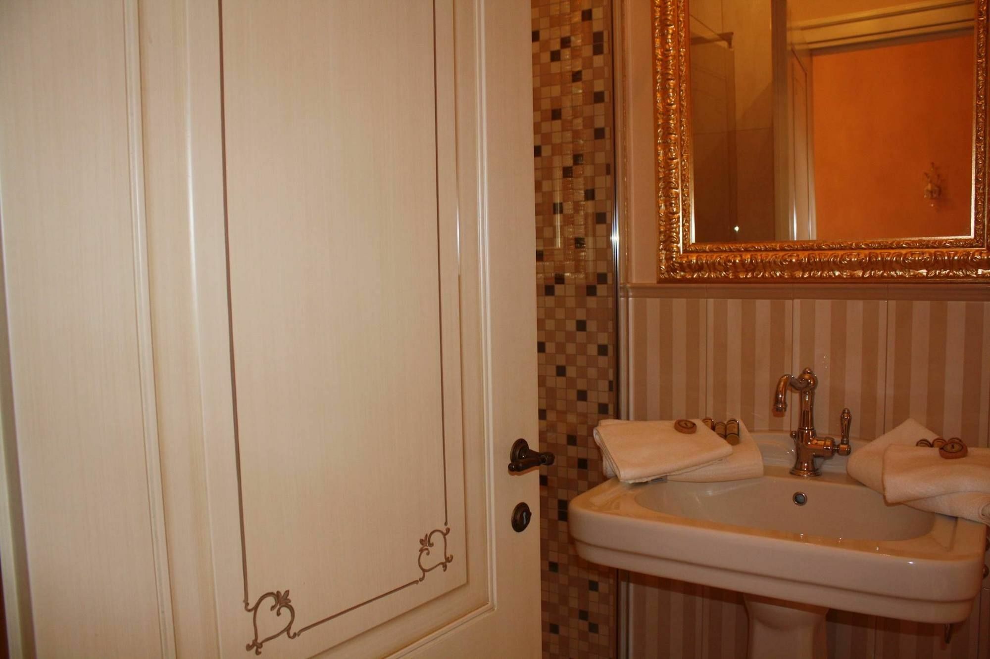 Salotto Delle Arti Hotel Modena Buitenkant foto
